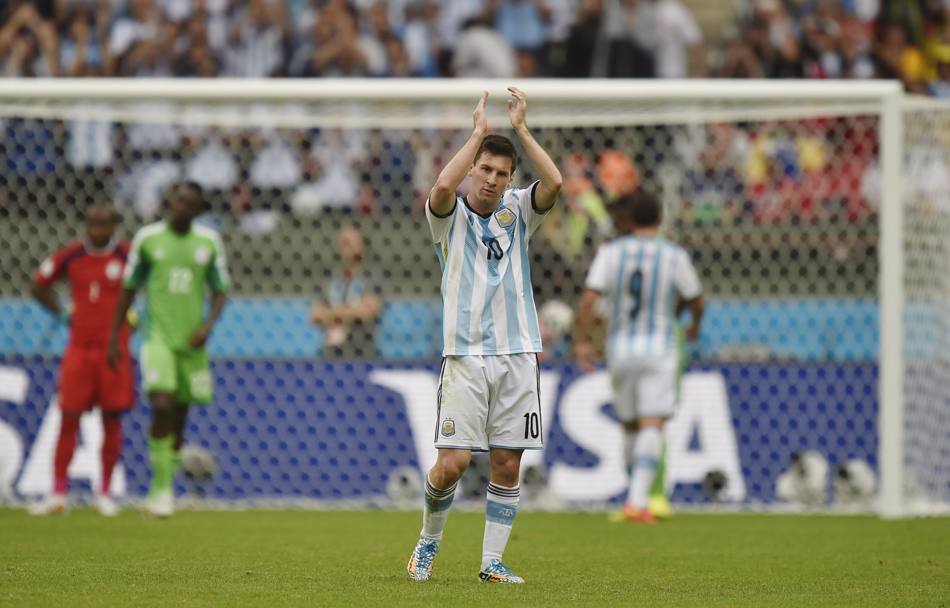 Messi applaude i tifosi mentre lascia il campo. Ap